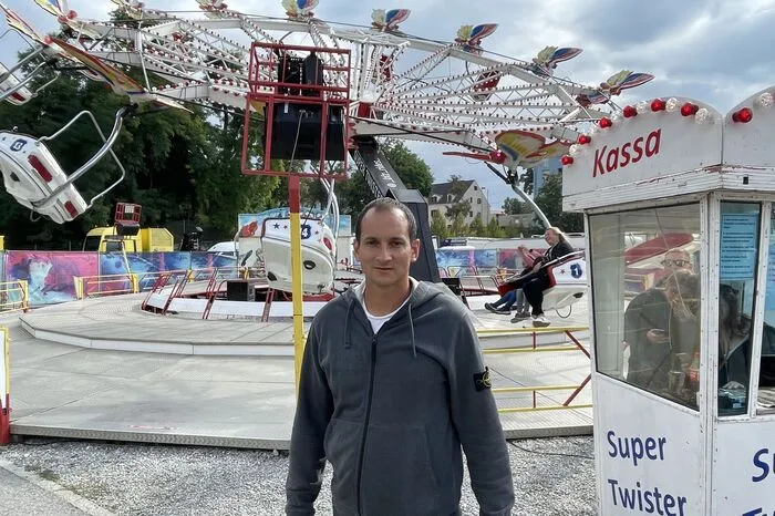 Jürgen Burkhart sorgt mit dem Super Twist und dem Hurrikan auf der Herbstmesse für Kreischchöre. 