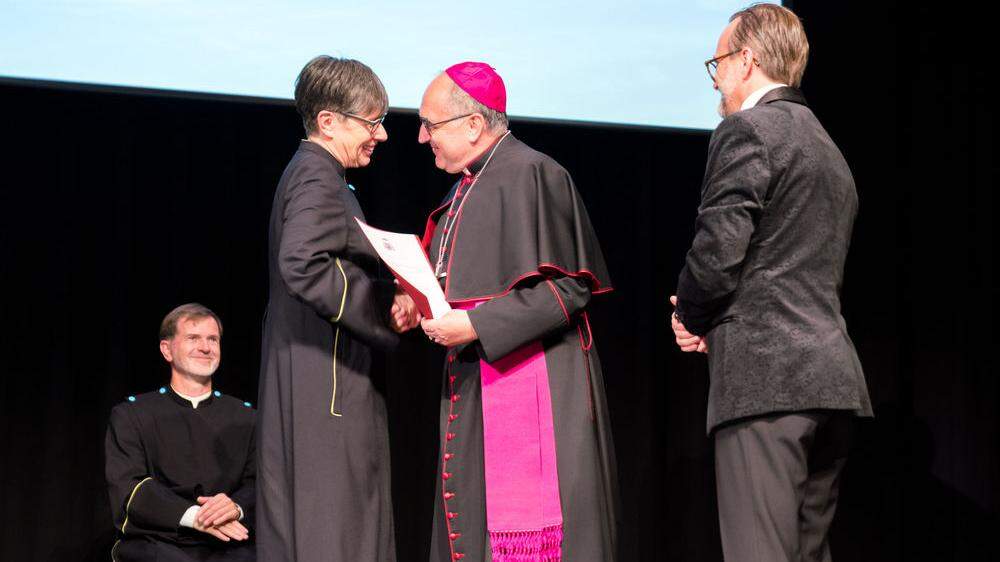 Bischof Wilhelm Krautwaschl und Ressortleiter Walter Prügger beglückwünschten Andrea Seel zu ihrer neuen Funktion