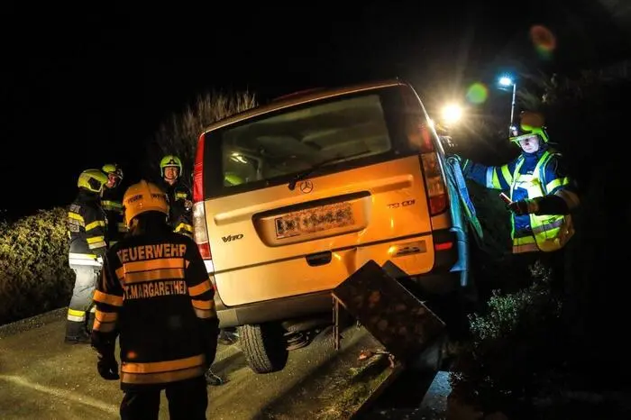 20 Feuerwehrleute führten die Bergearbeiten durch: Mit dem Kran eines Wechselladefahrzeugs wurde versucht, den Pkw vom Stromverteilerkasten und der Mauer zu heben.