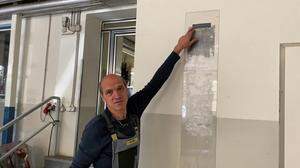 Franz Kert zeigt die Hochwassermarke 2012 in seiner Kfz-Werkstatt