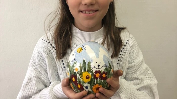 Emily nahm mit ihrem Straußenei an der Endausscheidung teil.