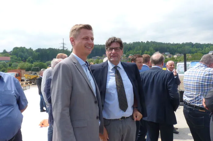 Viele Ehrengäste waren bei der Übergabe des Grundstückes dabei.
