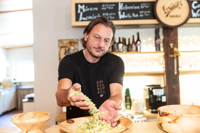 Zu wissen wo etwas herkommt, wie es verarbeitet wird und welche Menschen für die Qualität bürgen, nimmt einen immer höheren Stellenwert bei den Kunden ein