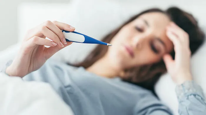 Frau mit Thermometer
