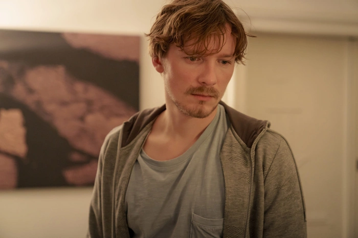 Frederick (Jacob Matschenz), der Freund von Linda Franzen möchte vor allem seine Ruhe haben. Doch im Dorf neutral bleiben, geht das überhaupt?