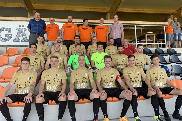 Unterliga Süd: USC Eichkogl Am vorletzten Spieltag sah Eichkögl schon fast wie der sichere Meister aus. Drei Punkte Vorsprung und eine um acht Tore bessere Tordifferenz. Schlussendlich durfte sich der Verein nach einer Niederlage in Klöch glücklich schätzen, den Aufstieg aufgrund von drei mehr erzielten Toren geschafft zu haben.