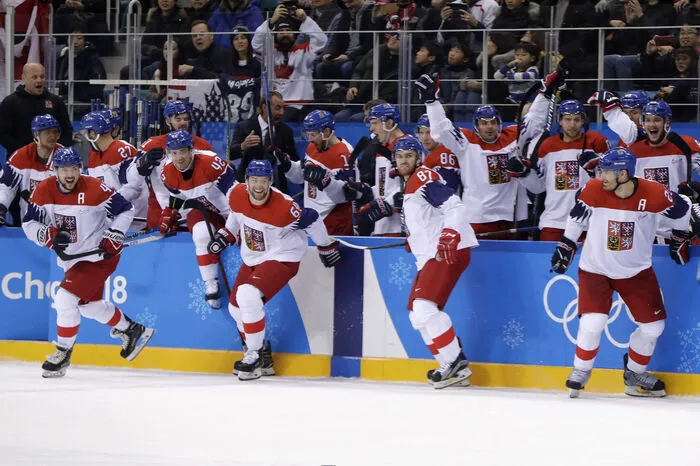 Die tschechischen Eishockey-Herren hatten ebenso Grund zum Feiern: Gegen Favorit Kanada ging man als Sieger vom Eis (3:2 n.P.).