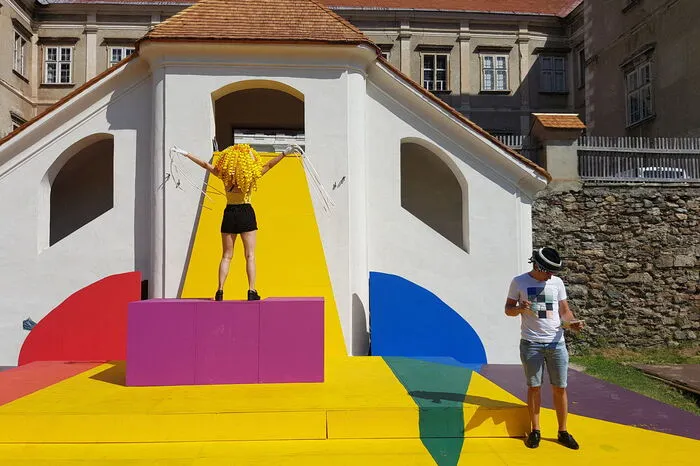 Die „Wandelbühne“ lockt zum fünften Mal Kinder und Erwachsene aus ganz Österreich zum mittlerweile größten derartigen Theatercamp des Landes. Aufgrund der großen Nachfrage dehnt sich das Camp heuer erstmals auf zwei Wochen aus, jeweils 50 Theaterfans bereiten eine Aufführung vor.