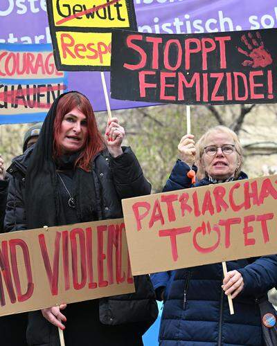 Demonstrierende Frauen bei der Aktion  „Schreitag gegen Femizide“  am Minoritenplatz in Wien