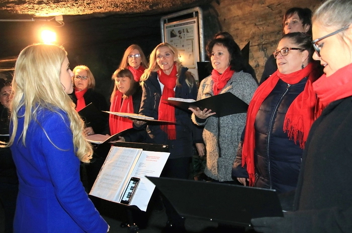 Für die musikalische Gestaltung sorgten das Brass Ensemble der Bergkapelle Oberdorf, die Zithervirtuosin Monika Krenn und die CHORy-FEEN unter Natalie Holzner, die abschließend mit Pfarrer Franz Brei gemeinsam ein Lied sang. Bei der anschließenden Feier wirkten die Kinder der Volksschule Kainach und die Bergmannsplattler mit.