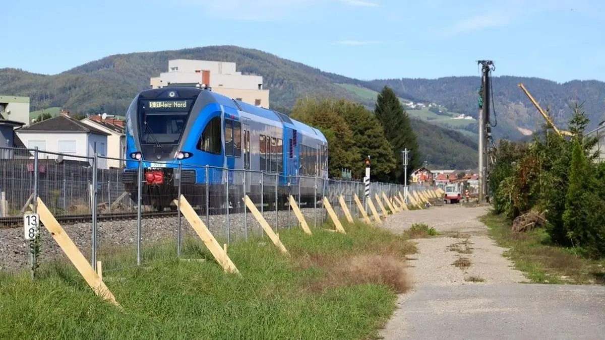 Zug im Baustellenbereich bei der Interspar-Haltestelle in Weiz