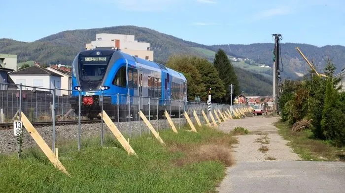 Zug im Baustellenbereich bei der Interspar-Haltestelle in Weiz