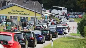 Kolonnenverkehr beim GTI-Nachtreffen im Herbst 2020 auf der Pyramidenkogel-Zufahrt