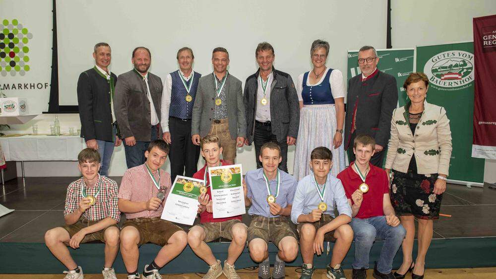 Die erfolgreichen Fachschüler der LFS Kirchberg mit ihren Gratulanten