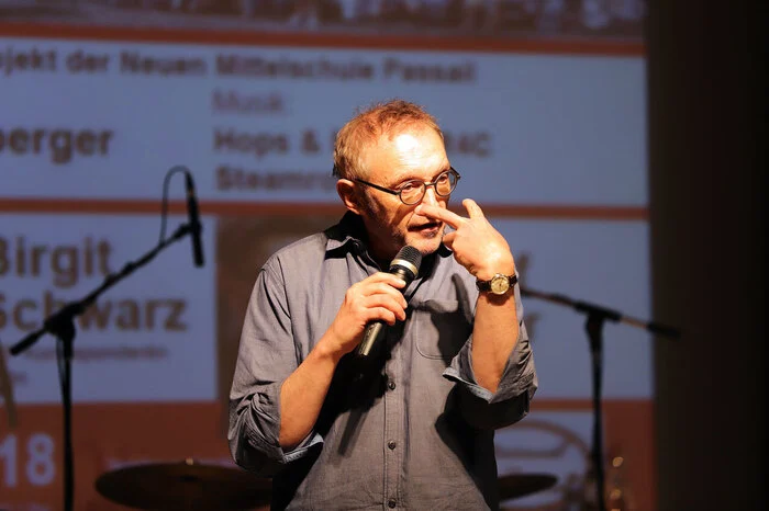 Ein Höhepunkt des Abends war sicherlich der Kurzauftritt des bekannten Kabarettisten Josef Hader. Wer noch zum Gelingen des Abends beigetragen hat, kann man beim Durchblättern der Bildergalerie erfahren.