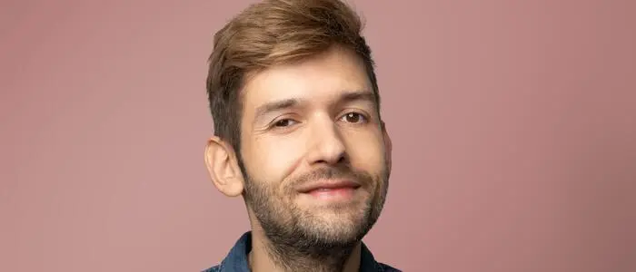 Michael Buchinger hat Social Media mit seinen mehr als 200.000 Followern erfolgreich gemacht, doch trotzdem blickt er kritisch darauf.