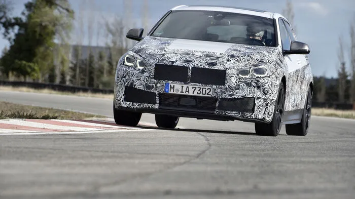 Mit der dritten Generation des 1ers geht bei BMW eine Ära zu Ende, denn die Bayern verabschieden sich in der Kompaktklasse vom Heckantrieb, und auch der Sechszylinder hat demzufolge ausgedient. Beides bis vor kurzem noch Kernwerte der Marke aus München.