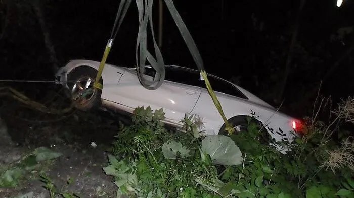 Das über die Böschung gestürzte Auto wurde mithilfe des Kranks von der Feuerwehr geborgen