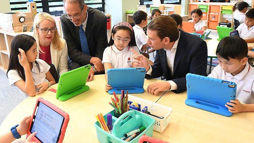 Bildungsminister Heinz Faßmann (ÖVP) und Bundeskanzler Sebastian Kurz (ÖVP) beim Besuch der Canadian International School in Hongkong