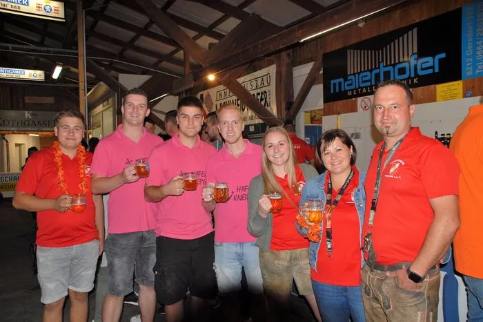 Mit der Disco von DJ Nexxtbrat sorgte das Team der Feuerwehr am ersten Festtag für Stimmung in der Hafenkneipe.