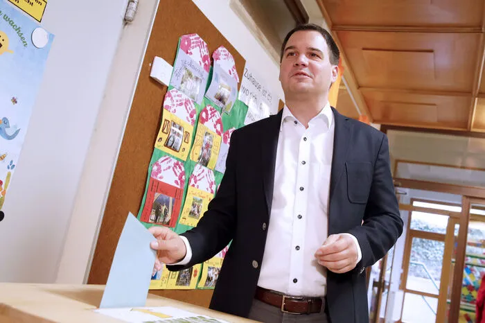 SPÖ-Spitzenkandidat Michael Schickhofer machte von seinem aktiven Wahlrecht in seinem Heimatort Anger (Bezirk Weiz) Gebrauch.