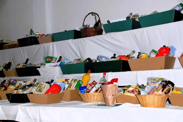 Natürlich lassen sich die Senioren gerne überraschen und so haben sie für den Glückshafen auch einige hundert Warenpreise und Geschenkkörbe von der heimischen Wirtschaft erworben, die an Frau oder Mann vergeben wurden.