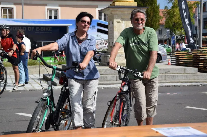 Gemeinsam feierten Jung und Alt den 200. Geburtstag des Fahrrads, die Besucher schwangen sich in teilweise kuriose Fahrradsättel und genossen kulinarische Schmankerl.
