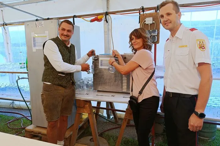 Bieranstich durch Vizebürgermeister Georg Loibnegger