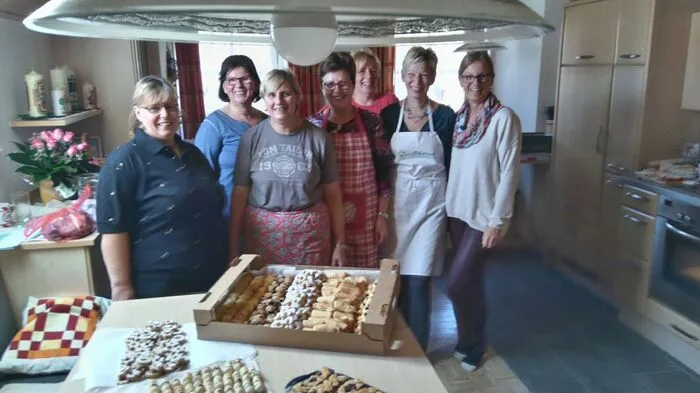 Mit Feuereifer wird für die Benefizkeksaktion der Kleinen Zeitung, der Leibnitzer und Deutschlandsberger Bäuerinnen und Landfrauen sowie der Fachschule Neudorf gebacken. Der Erlös kommt in Not geratenen Steirerinnen und Steirern zugute.