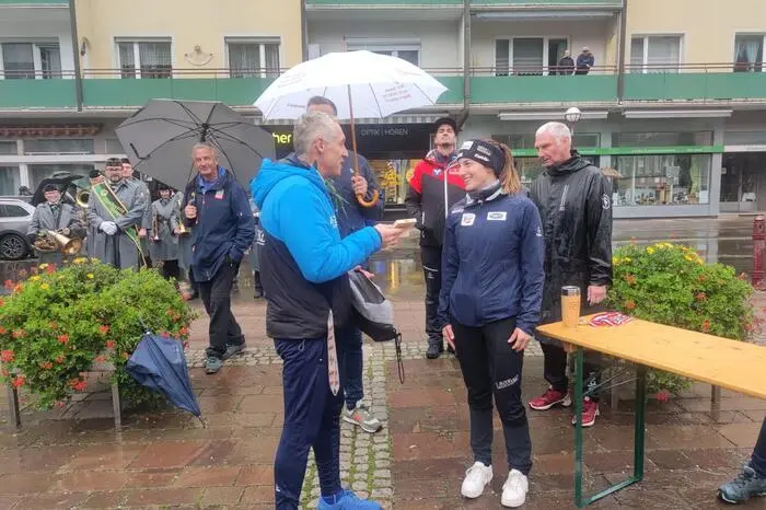 Bei den österreichischen Meisterschaften der Skispringer und Kombinierer auf der Normalschanze in Eisenerz gab es für das Leistungszentrum Grund zum Jubeln: Mit Lokalmatadorin Lisa Hirner (Siegerin Kombination), Lisa Eder (Siegerin Skispringen) und Jan Hörl (Zweiter hinter Jonas Schuster beim Herren-Skispringen) stachen gleich drei NAZ-Absolventen hervor.