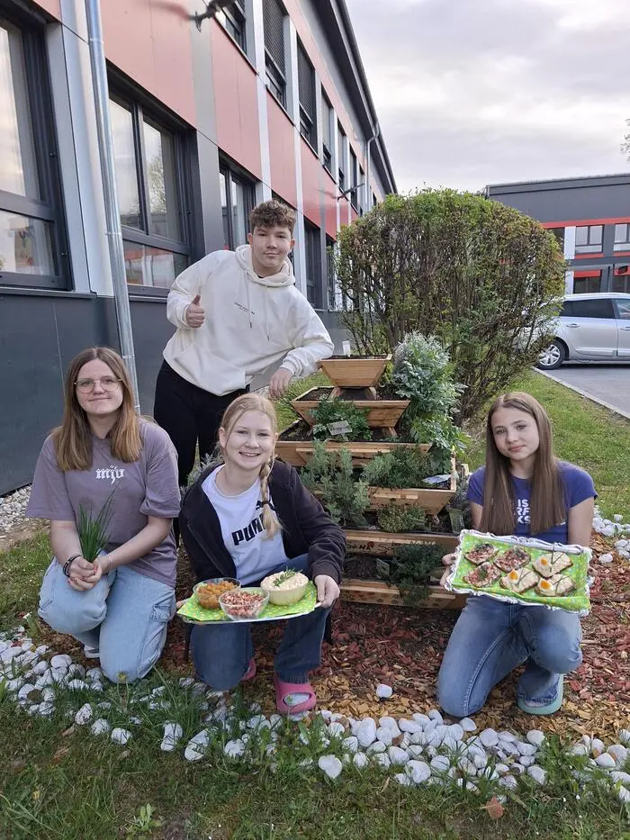 Vor der Schule wurde eine Kräuterpyramide aufgebaut