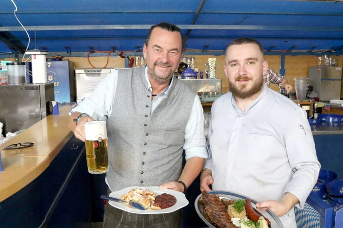 Mit dem Besucheransturm sichtlich zufrieden zeigten sich Zelt-Chef Mario Bachmaier und Chefkoch Sadri Fischer (von links). 