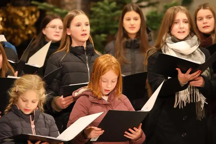 Unter der Leitung von Barbara Fink verzauberten der Kinderchor und der Jugendchor mit stimmungsvollen Liedern die zahlreichen Besucher. 