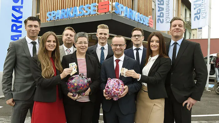 Das Sparkassen-Team in Völkermarkt mit Teamleiter Kevin Müller (links).