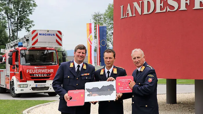 Vor der modernisierten Einsatzzentrale: Schulleiter Klaus Tschabuschnig, Landesfeuerwehrchef Rudolf Robin und Innendienstchef Oskar Grabner (von links) 