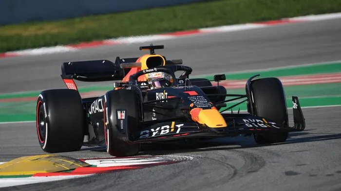 Die Augen waren natürlich auf Max Verstappen gerichtet. Der Weltmeister drehte erstmals mit seinem neuen Boliden einige Runden auf der Strecke.
