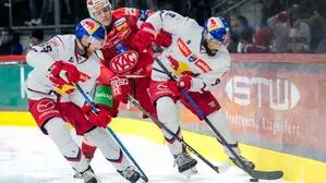 Lukas Schreier (links) und Ali Wukovits im Duell mit dem KAC