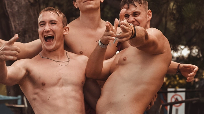 Not macht erfinderisch: Diese drei Männer kühlen sich in der Mülltonne ab.