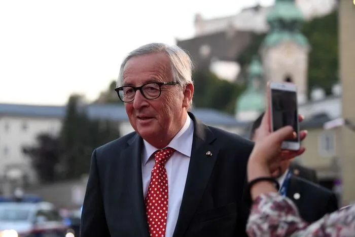 EU-Kommissionspräsident Jean-Claude Juncker rief die EU-Staaten bei seinem Eintreffen einmal mehr dazu auf, sich in Migrationsfragen solidarisch zu zeigen. Juncker stellte sich auch hinter EU-Migrationskommissar Dimitris Avramopoulos, der wegen seiner Weigerung, einen Vorschlag zu EU-Asylcamps in Afrika zu machen, vom amtierenden EU-Ratsvorsitzenden, Innenminister Herbert Kickl (FPÖ) scharf kritisiert worden war. "Er ist mein Kommissar", sagte Juncker.