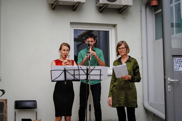 Selena-Maria und Norbert Galler sowie Gertraud Ranegger-Strempfel umrahmten die Vernissage mit Flötenmusik und Gesang