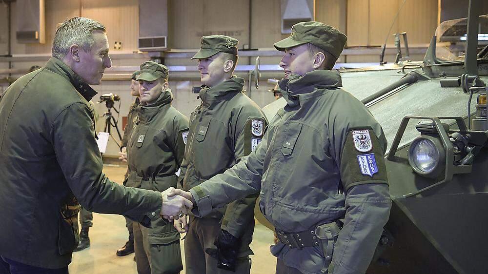Mario Kunasek begrüßt Soldaten im Kosovo