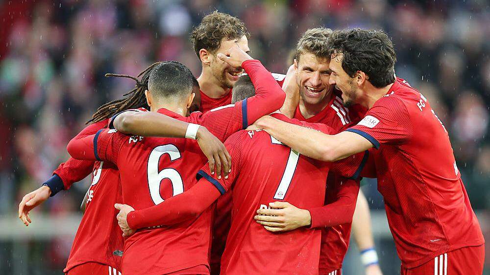 Die Bayern bejubeln Thomas Müller und ein 6:0-Schützenfest gegen Wolfsburg, das auch die Tabellenspitze bringt 