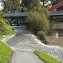Bei der Friedensbrücke ist der Rad- und Gehweg überschwemmt