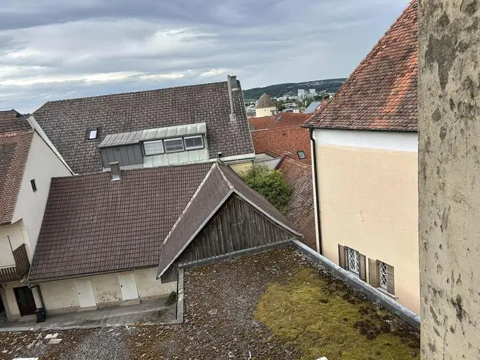 Blick aus dem Rathaus auf das angrenzende Mock-Haus (links) 