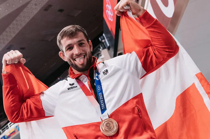 "Ich bin bei so vielen Turnieren gescheitert, aber jetzt hat es geklappt", sagte ein den Tränen naher Shamil Borchashvili im ORF-Interview. Auf dem Weg zur Bronzemedaille setzte sich der Judoka überraschend gegen teils stärker eingeschätzte Gegner durch. Seine Gewichtsklasse trägt übrigens den schönen Namen "Halbmittelgewicht".