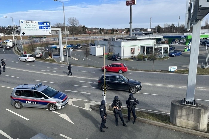 Das Gebäude wurde evakuiert und systematisch von der Polizei durchsucht