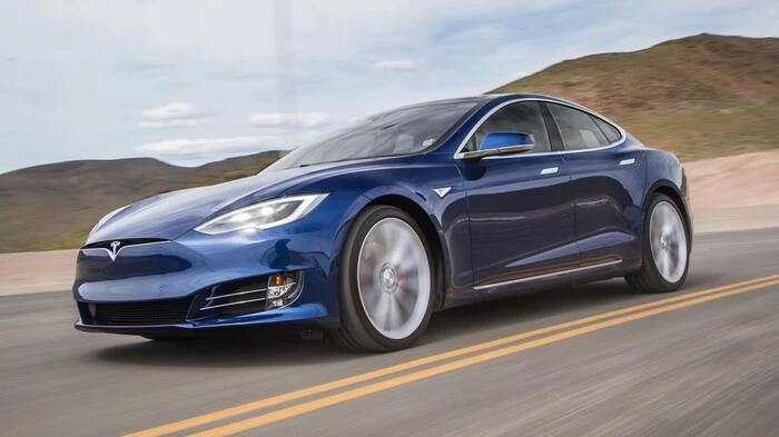 Nach dem Facelift mit neuer Front vor ein paar Monaten hat Tesla das Model S mit größeren Batterien ausgestattet und damit zum P100D hochgerüstet.