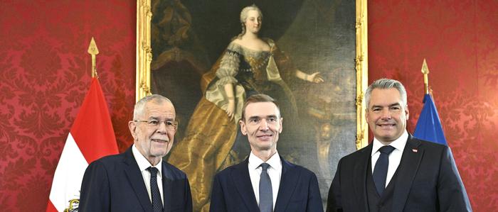 Angelobung von Finanzminister Gunter Mayr (ÖVP/m.) durch Bundespräsident Alexander Van der Bellen im Beisein von Bundeskanzler Karl Nehammer (ÖVP/r.)