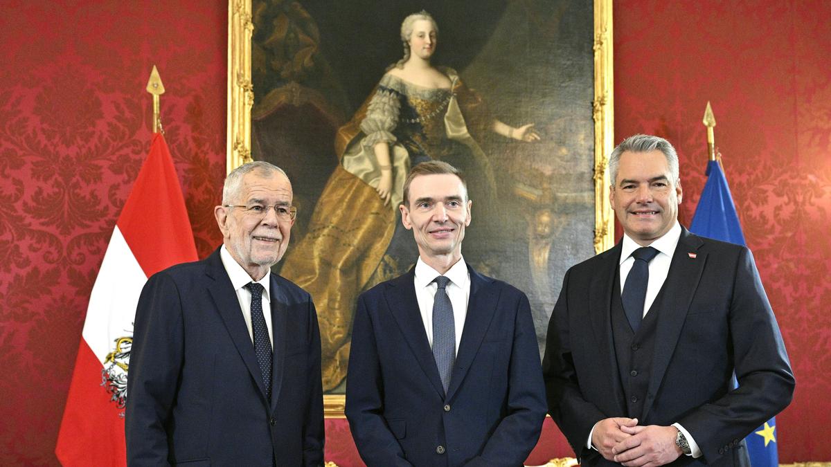 Angelobung von Finanzminister Gunter Mayr (ÖVP/m.) durch Bundespräsident Alexander Van der Bellen im Beisein von Bundeskanzler Karl Nehammer (ÖVP/r.)