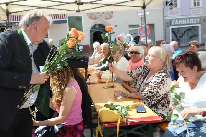 Als kleines Zeichen der Wertschätzung wartete von Bürgermeister Martin Treffner außerdem eine liebevolle Blumen-Überraschung auf jede Mama! 